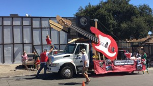 Parade-winner_nielsen-building-materials-andersen-family-float